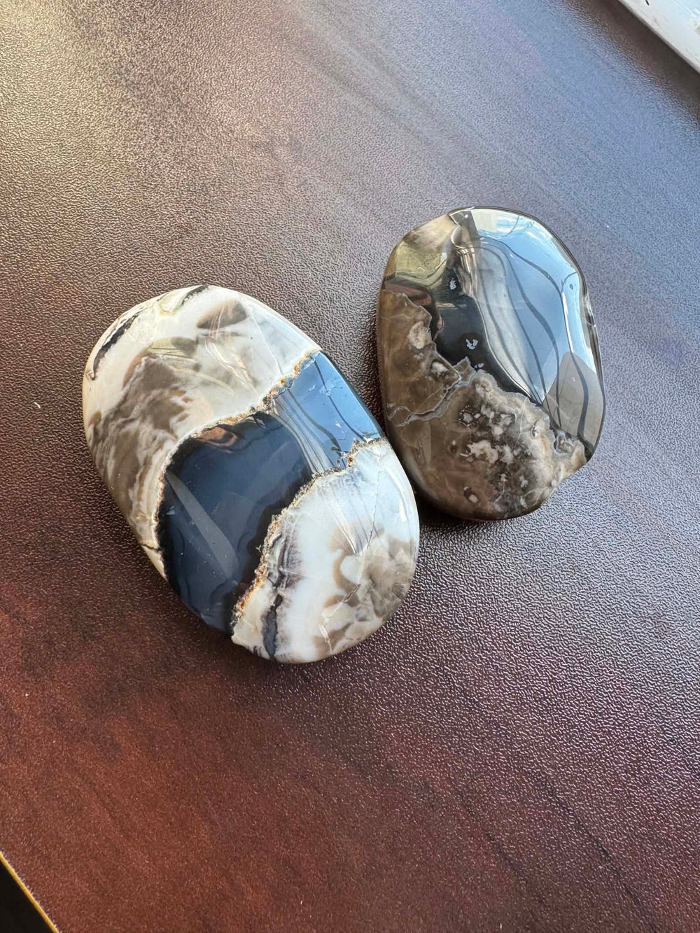 Uv Volcanite Agate Palm intuitively pick