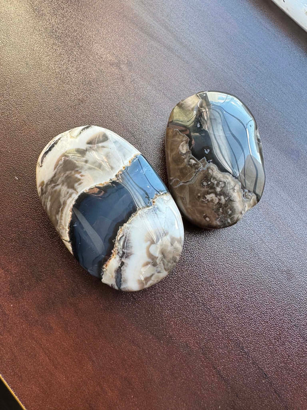 Uv Volcanite Agate Palm intuitively pick