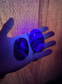 Uv Volcanite Agate Palm intuitively pick