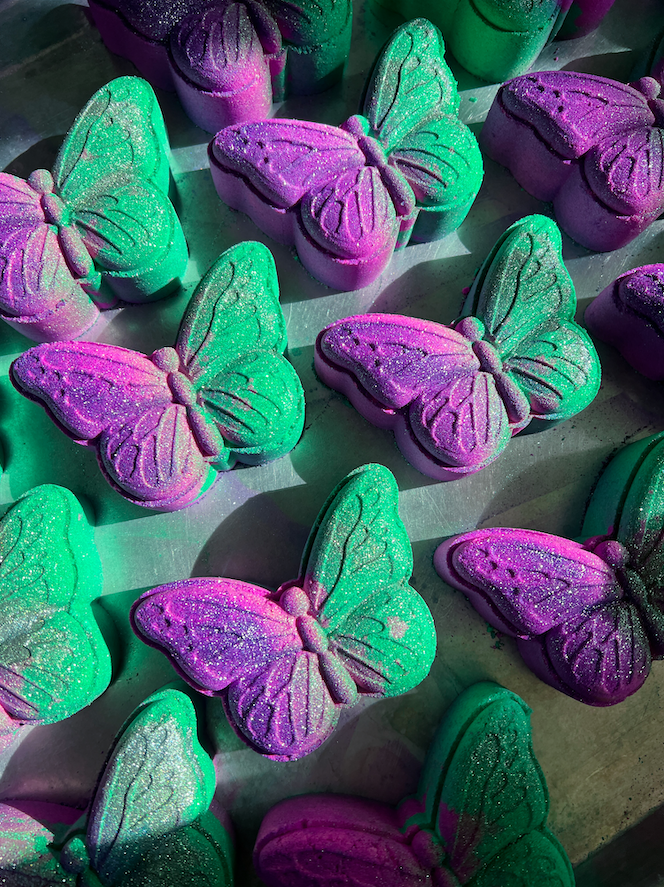 IRIDESCENT WINGS - SPRING CRYSTAL INFUSED BATH BOMB