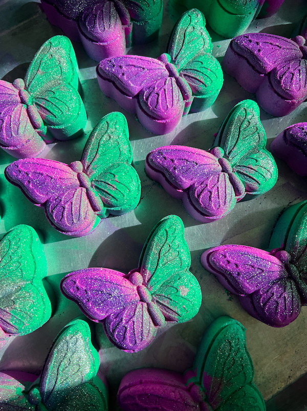 IRIDESCENT WINGS - SPRING CRYSTAL INFUSED BATH BOMB